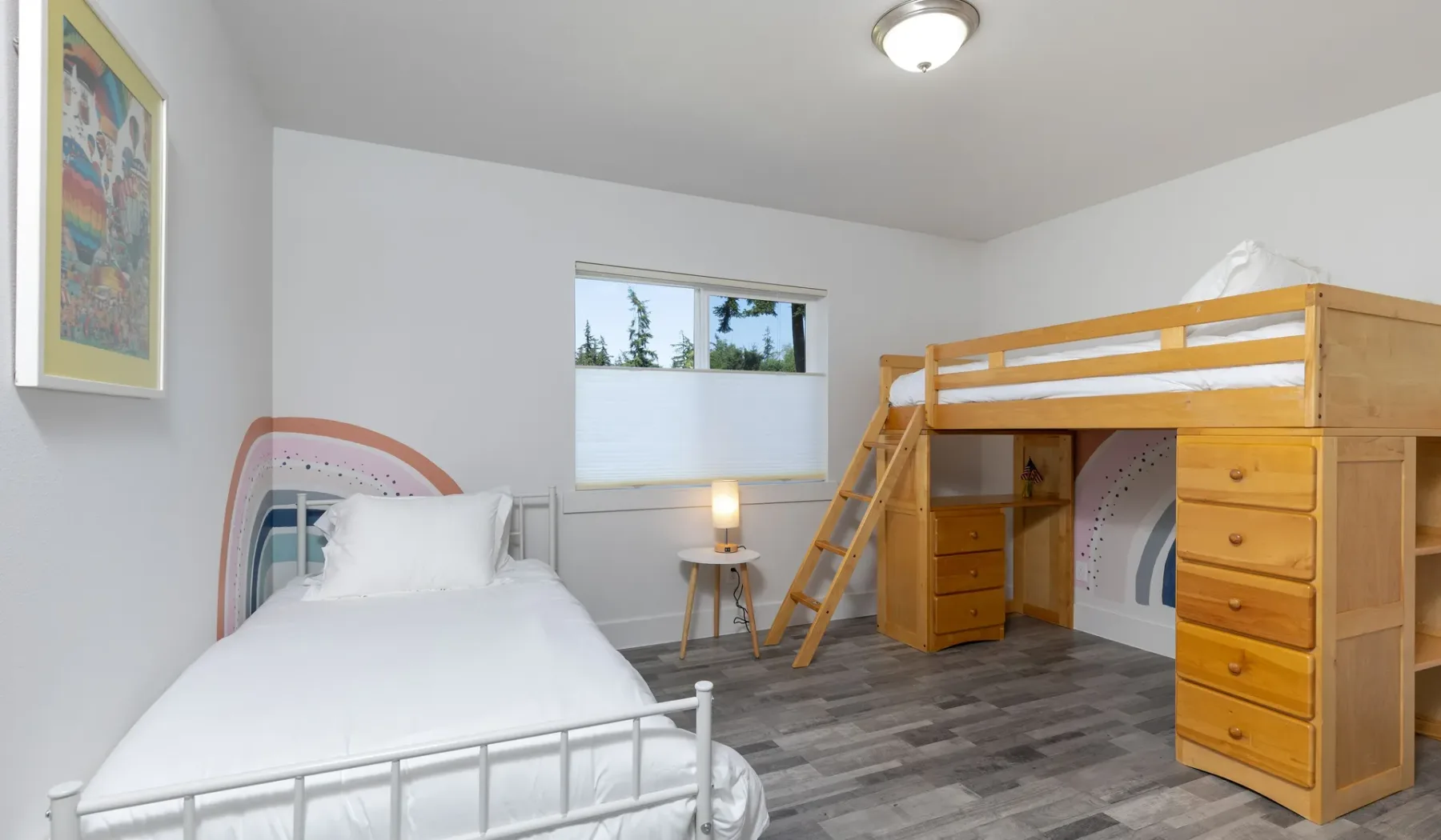 Un dormitorio con una cama individual y una cama alta de madera.