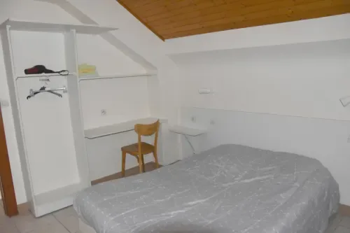 Habitación amueblada