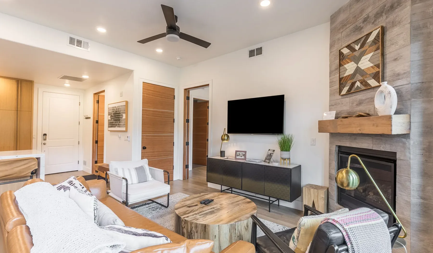 Una sala de estar con asientos, un televisor y una chimenea.
