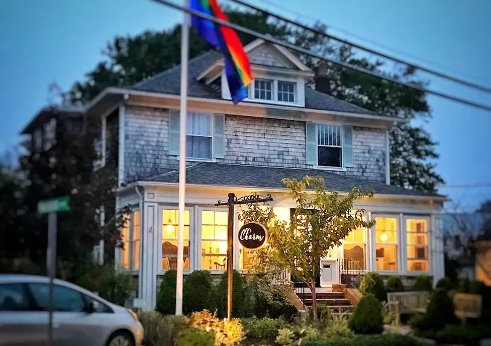 Exterior de Charm Provincetown al anochecer