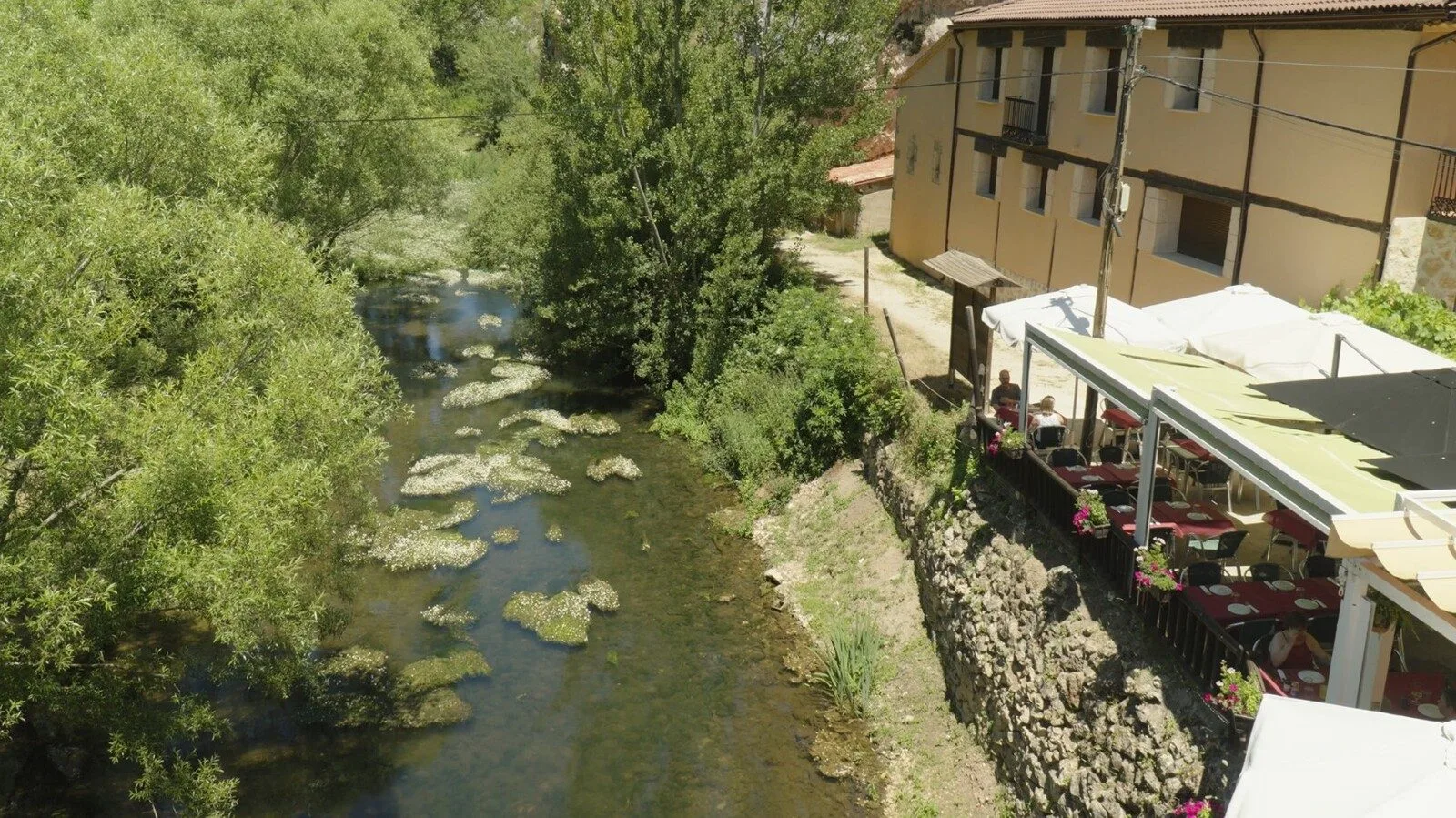Terraza del restaurante junto al río Ucero
