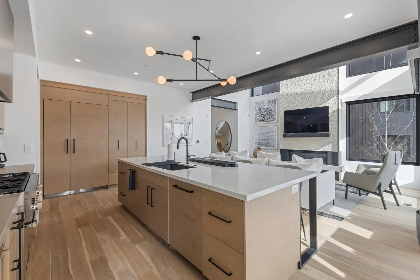 Cocina y comedor modernos de espacio abierto, con una isla amplia y ventanas.