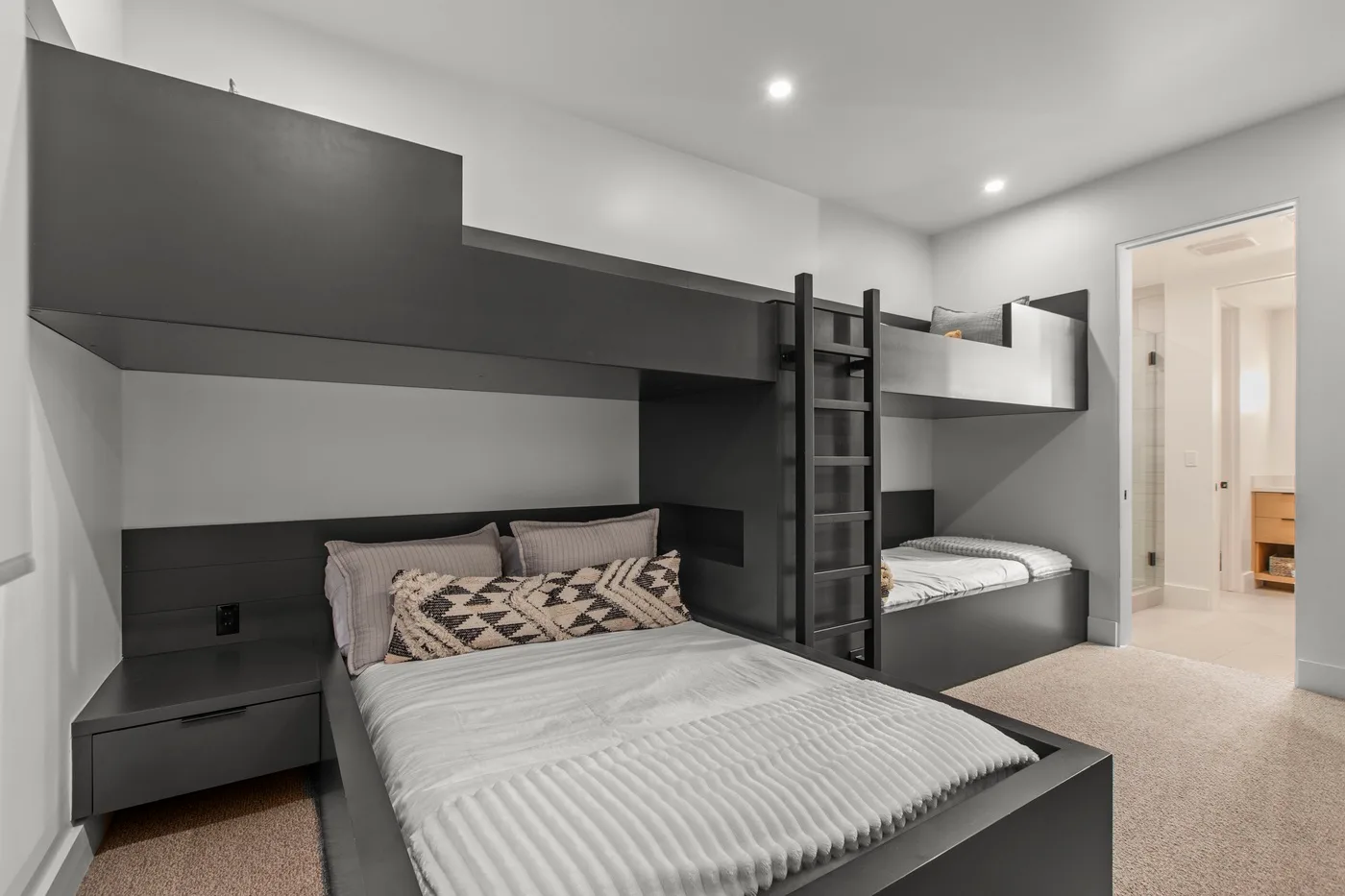 Un dormitorio moderno con una cama debajo de una zona elevada para dormir.
