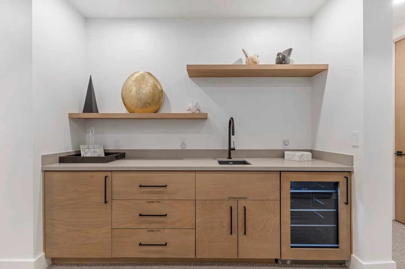 Una cocina moderna con gabinetes de madera, fregadero y estantes abiertos.
