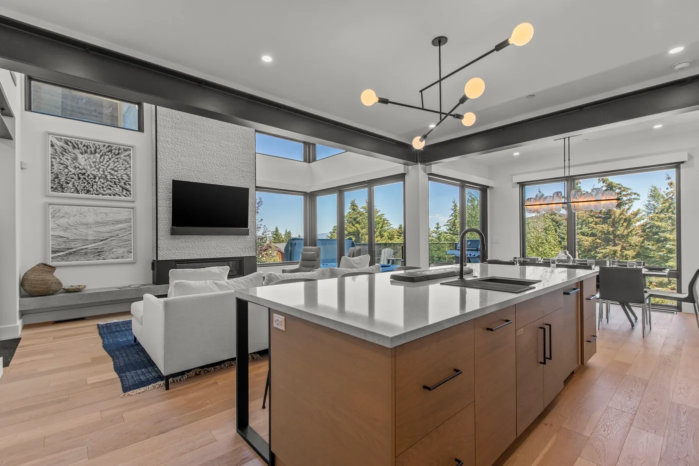 Cocina y sala de estar de concepto abierto, con una isla central y ventanas amplias.