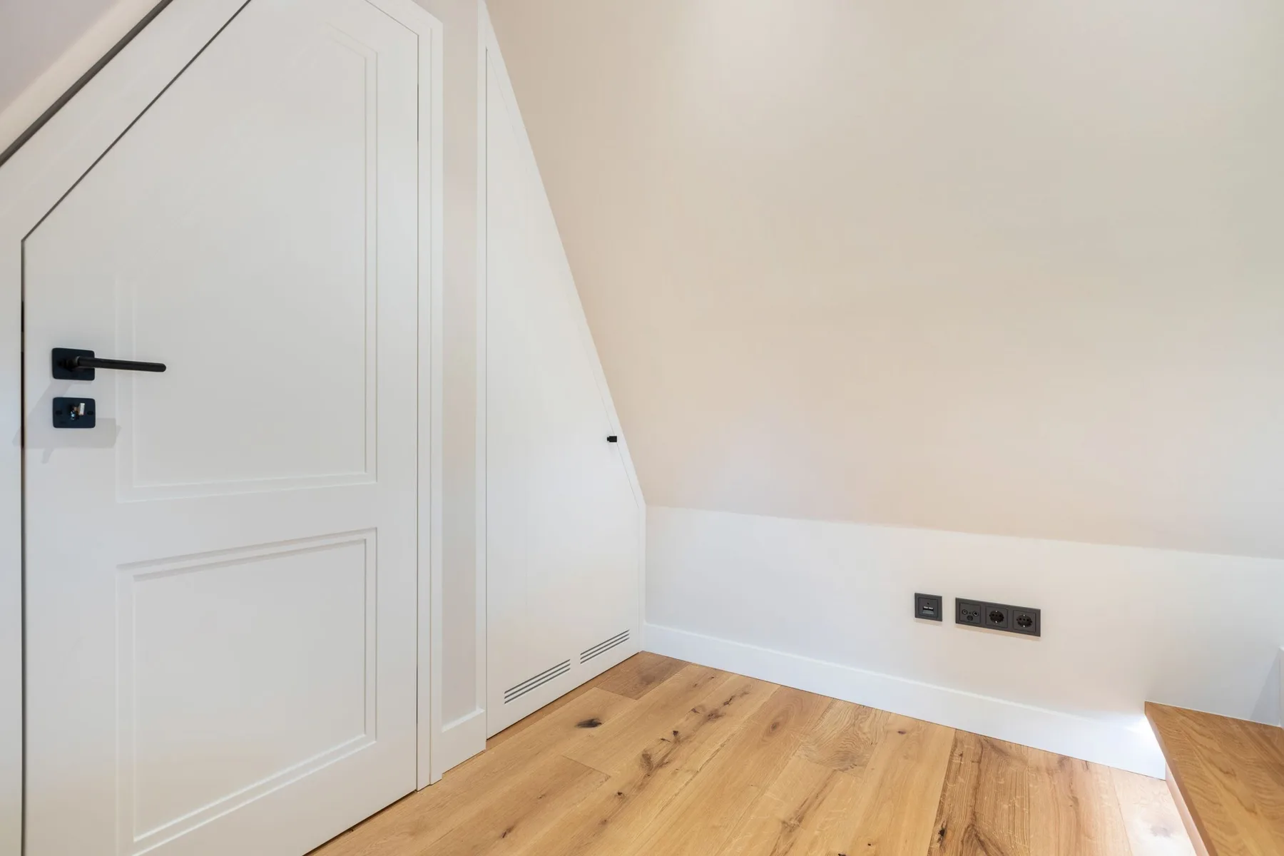 Hausteil im UG, EG, OG, DG ca.  140m² Nutzfläche, keine Haustiere erlaubt.