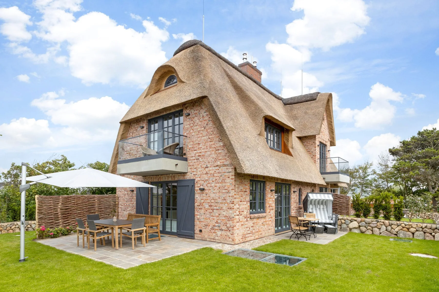 Hausteil im UG, EG, OG, DG ca.  140m² Nutzfläche, keine Haustiere erlaubt.