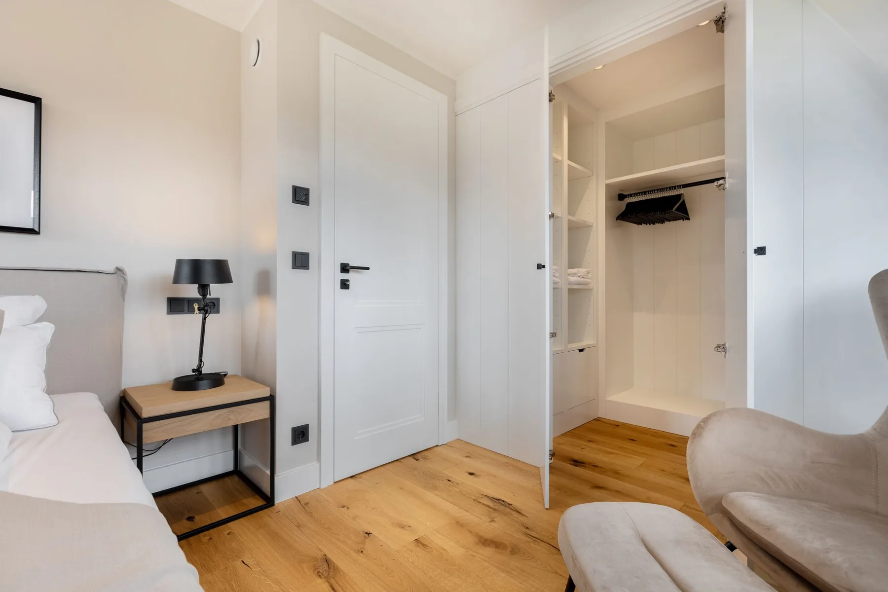 Hausteil im UG, EG, OG, DG ca.  140m² Nutzfläche, keine Haustiere erlaubt.