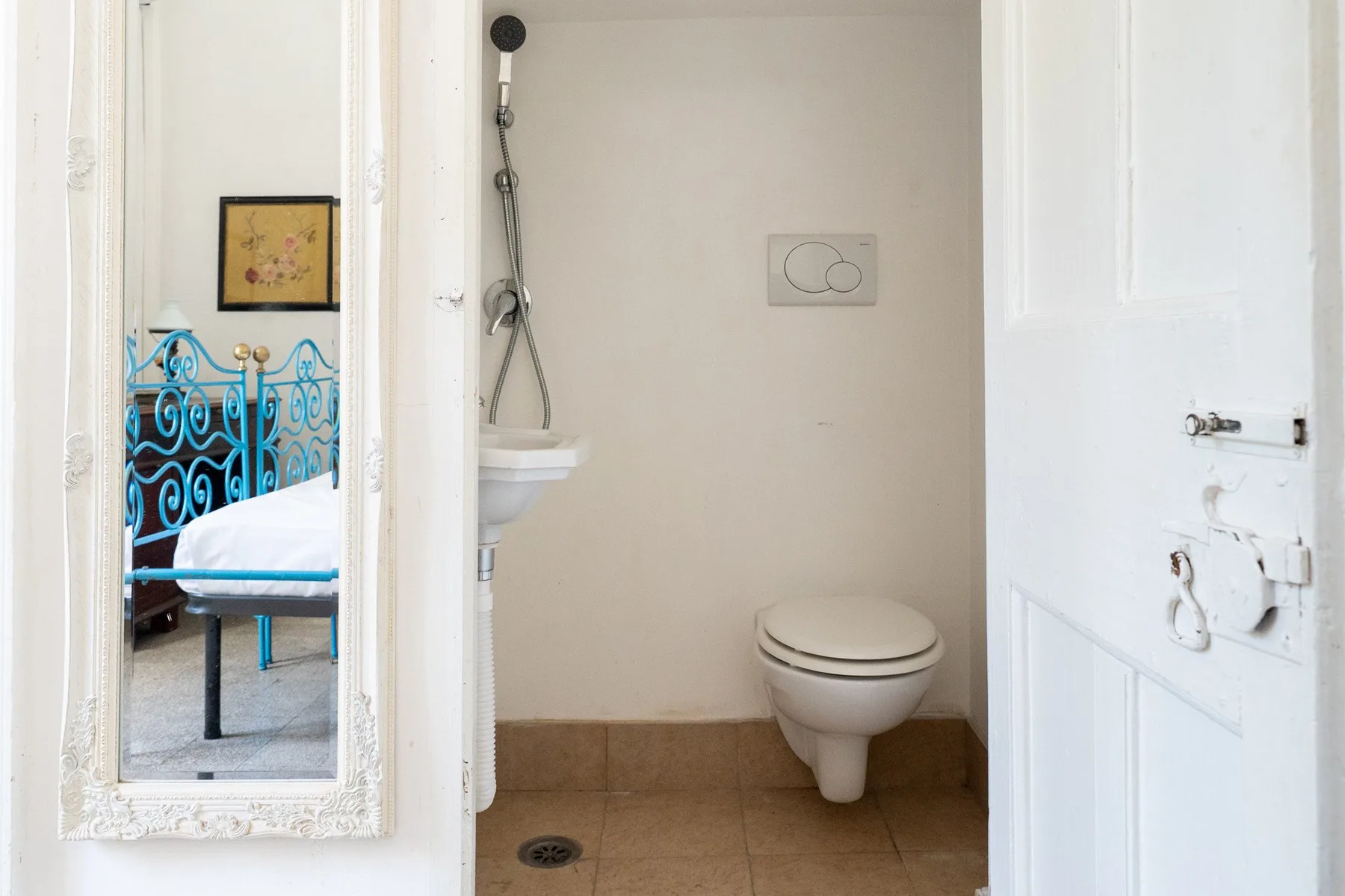 Un baño con inodoro, lavabo y ducha.