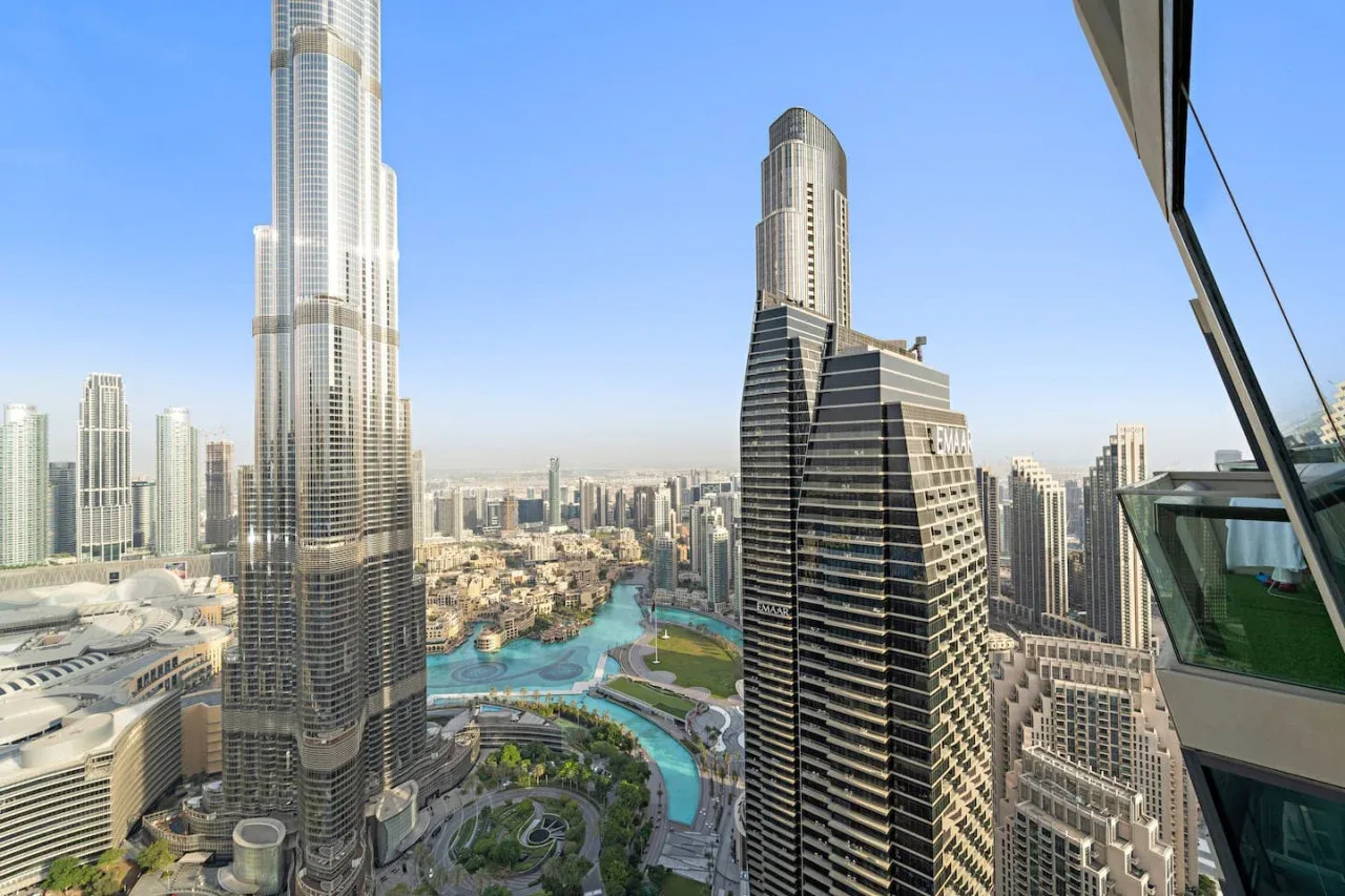 Un horizonte urbano con edificios altos y un canal de agua turquesa abajo.