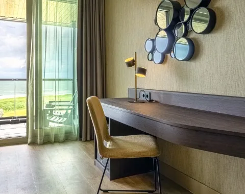 Sea-view room desk
