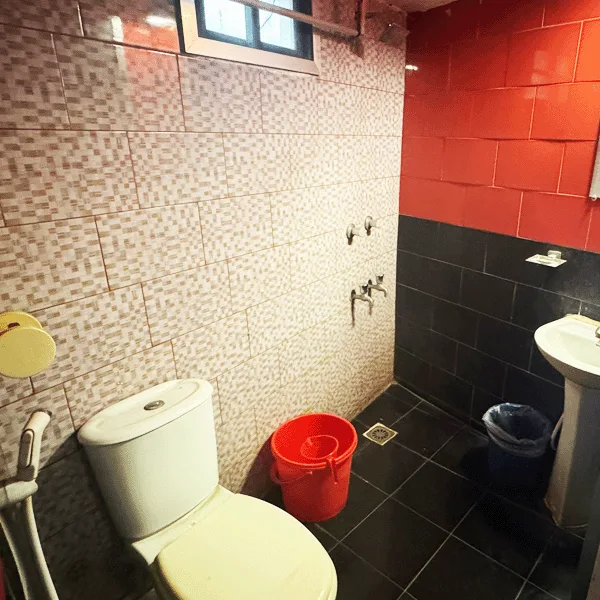 Baño de la habitación superior sin aire acondicionado