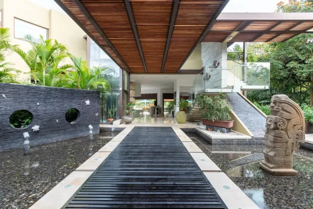 Attractive 6BR Villa w/ Pool at Mesa de Yeguas