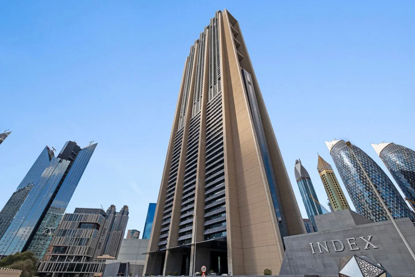 Un conjunto de edificios modernos de gran altura se alza bajo un cielo azul despejado.