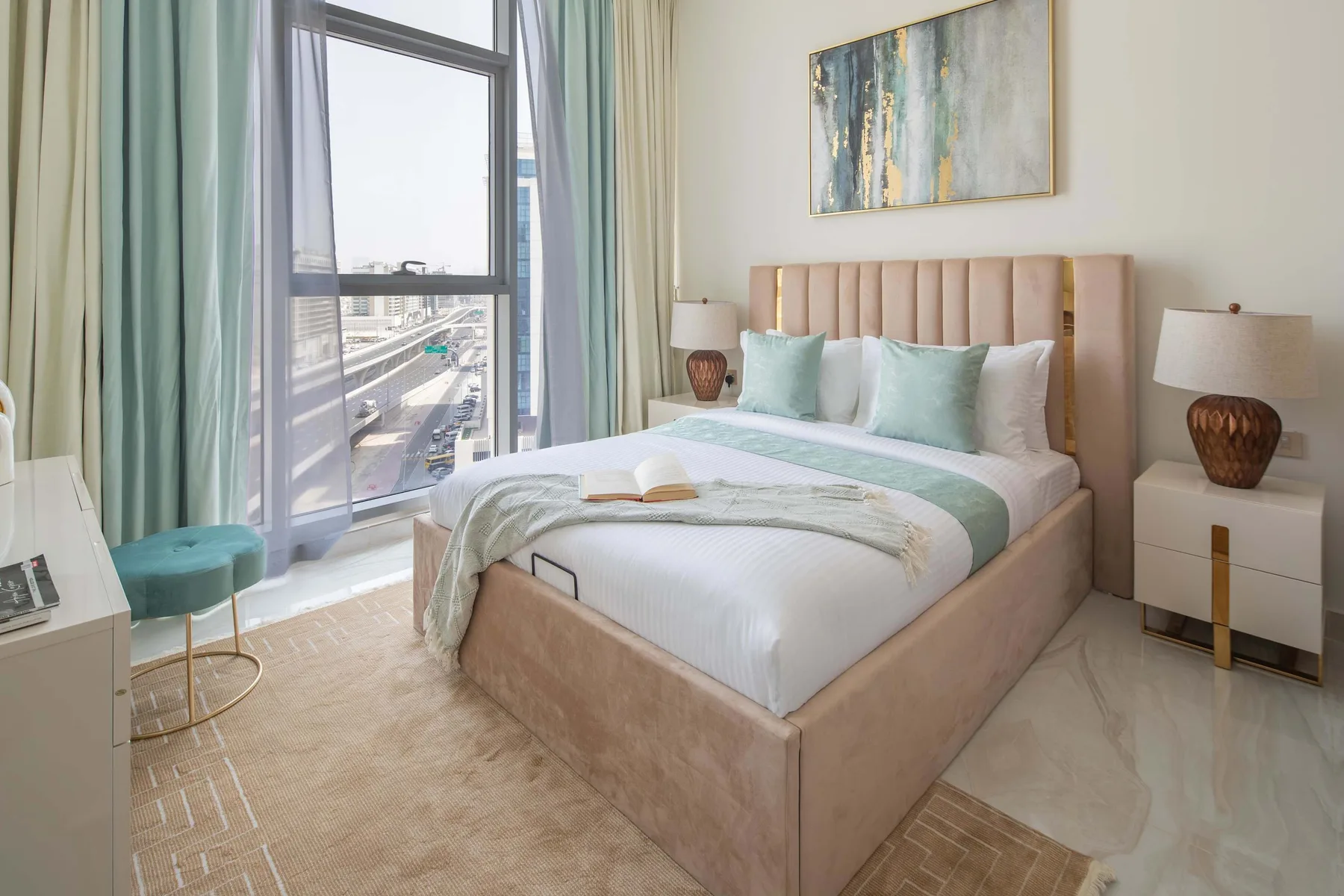Un dormitorio con una cama bien tendida, cortinas verde claro y una ventana grande.
