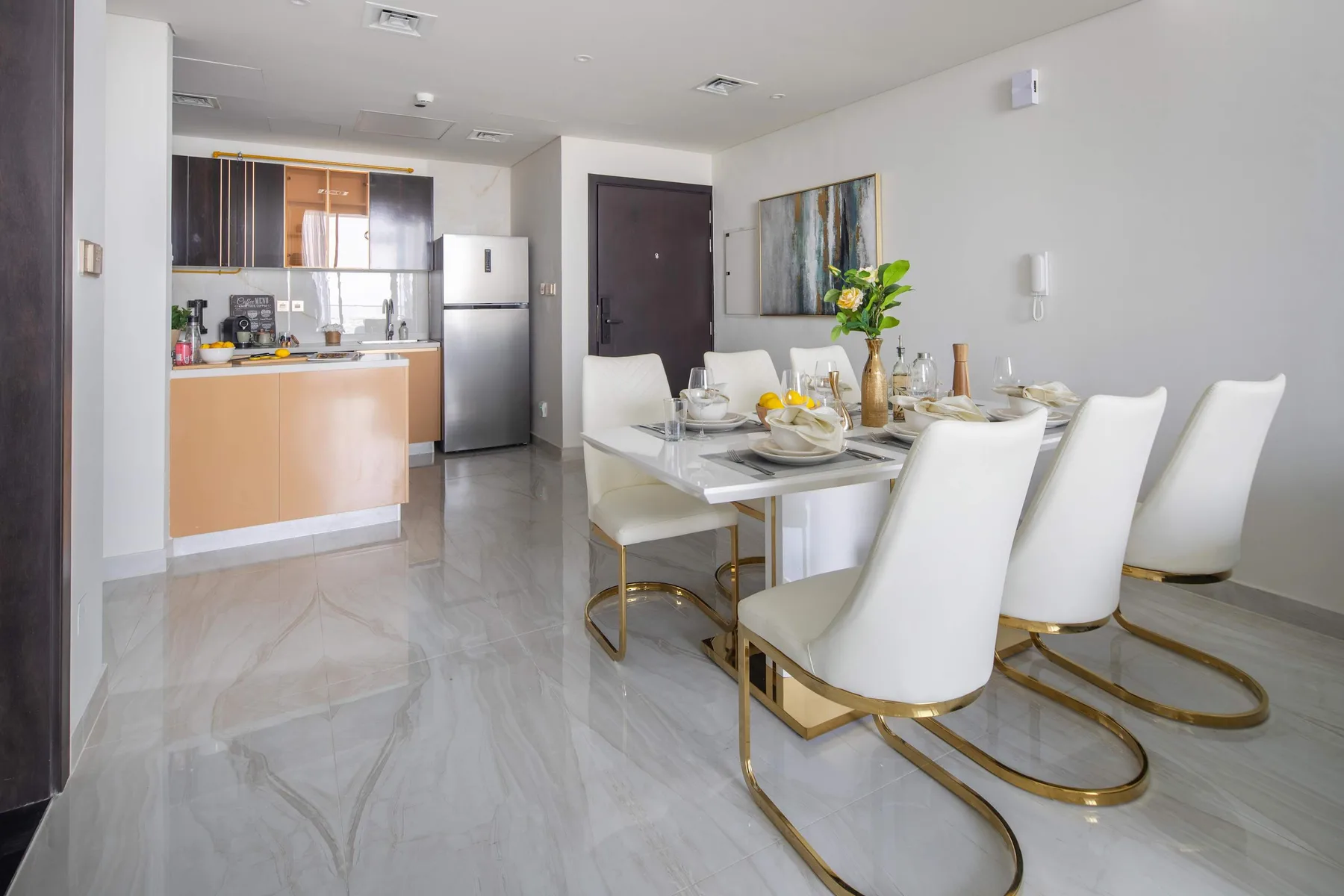 Comedor y cocina de concepto abierto, con una mesa preparada para comer.