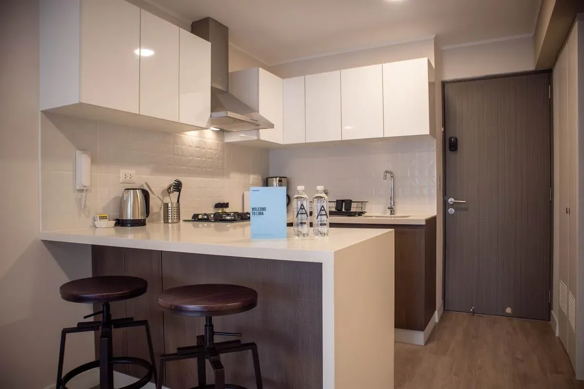 Startling w/Balcony 1BR in Miraflores