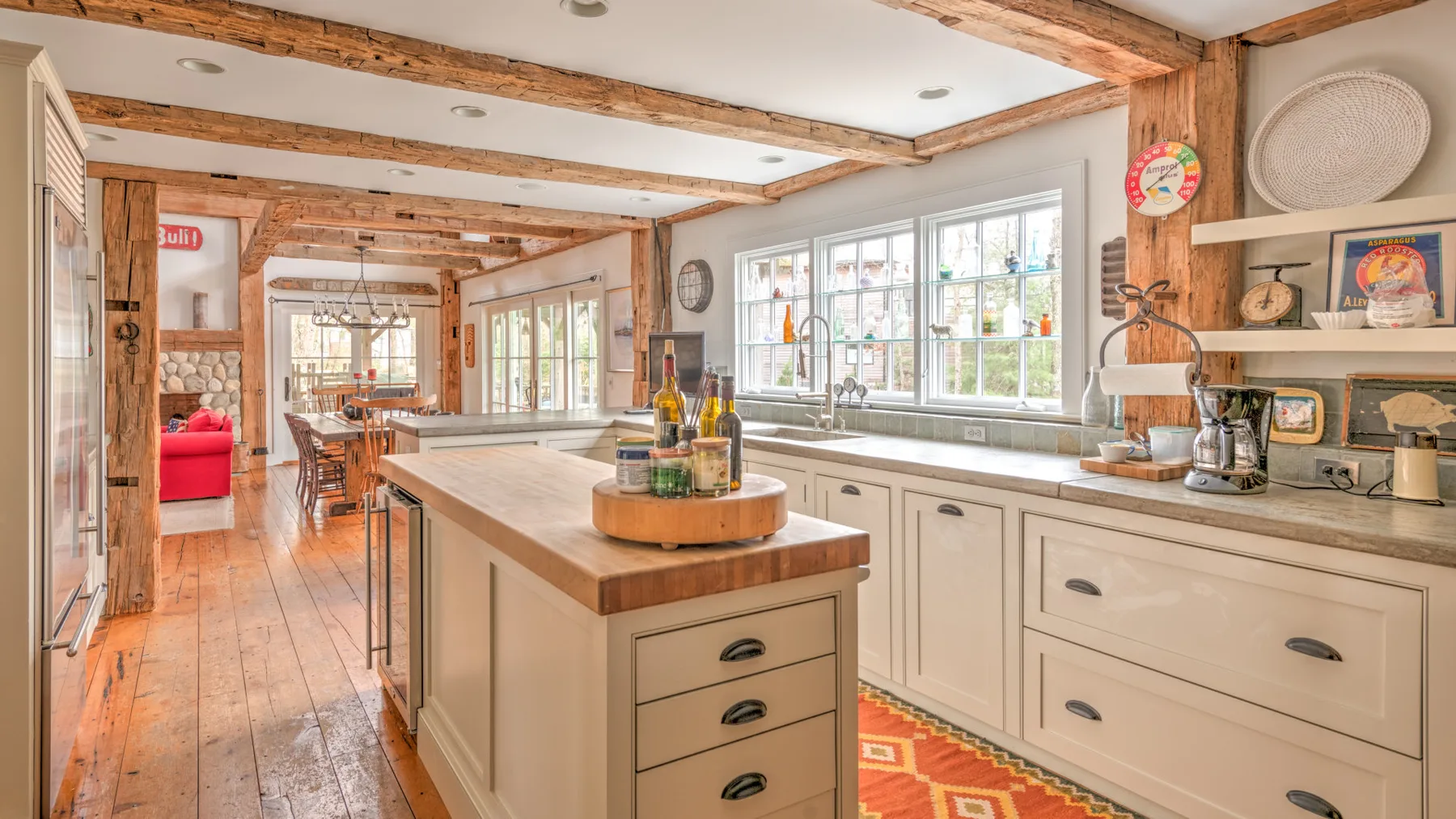 Una cocina luminosa con una encimera larga y ventanas grandes.