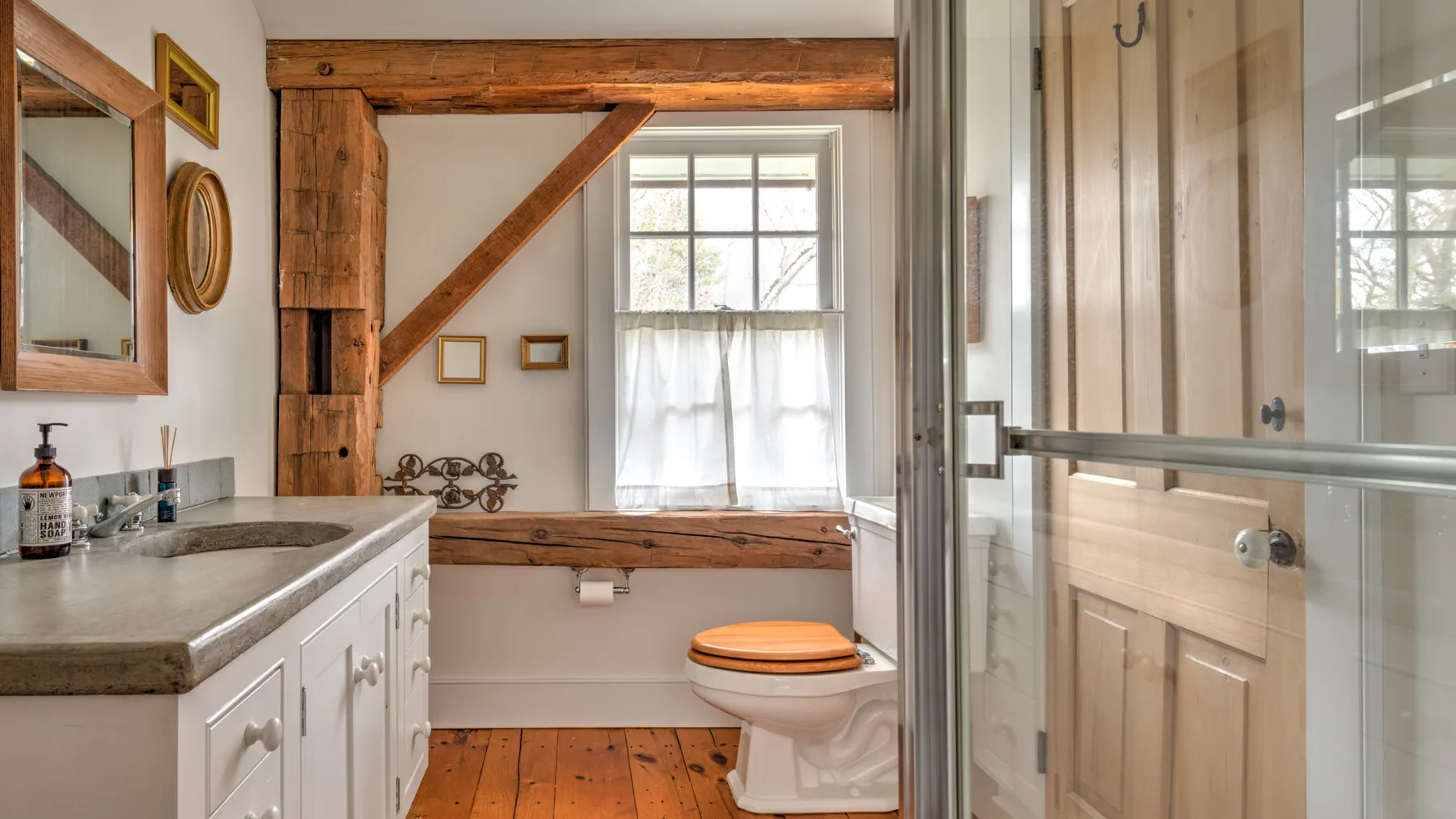 Un baño con lavabo, bañera e inodoro.