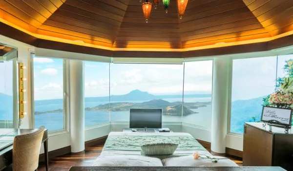 Romantic room with Taal Lake view