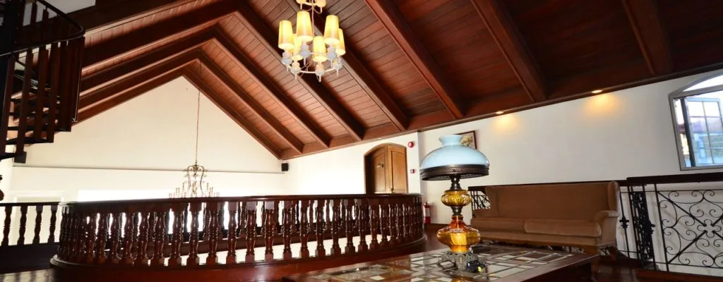Mezzanine common area