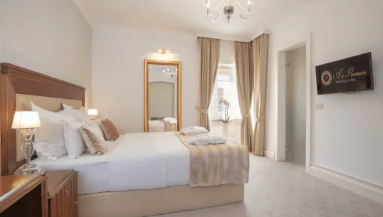 Queen room