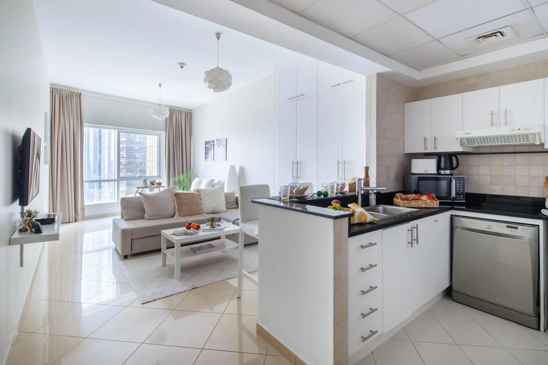 Sala de estar y cocina de concepto abierto, con un sofá y una encimera central.