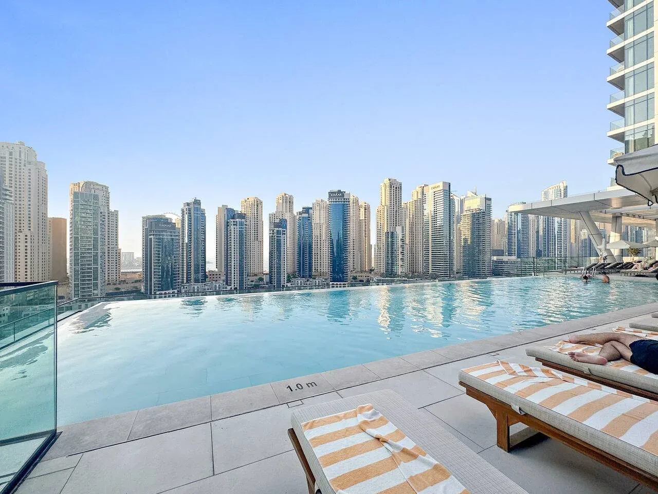 Una piscina en la azotea ofrece vistas a un horizonte de edificios altos.