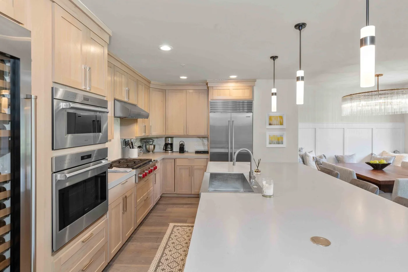 Una cocina luminosa con gabinetes de madera clara y una isla amplia.