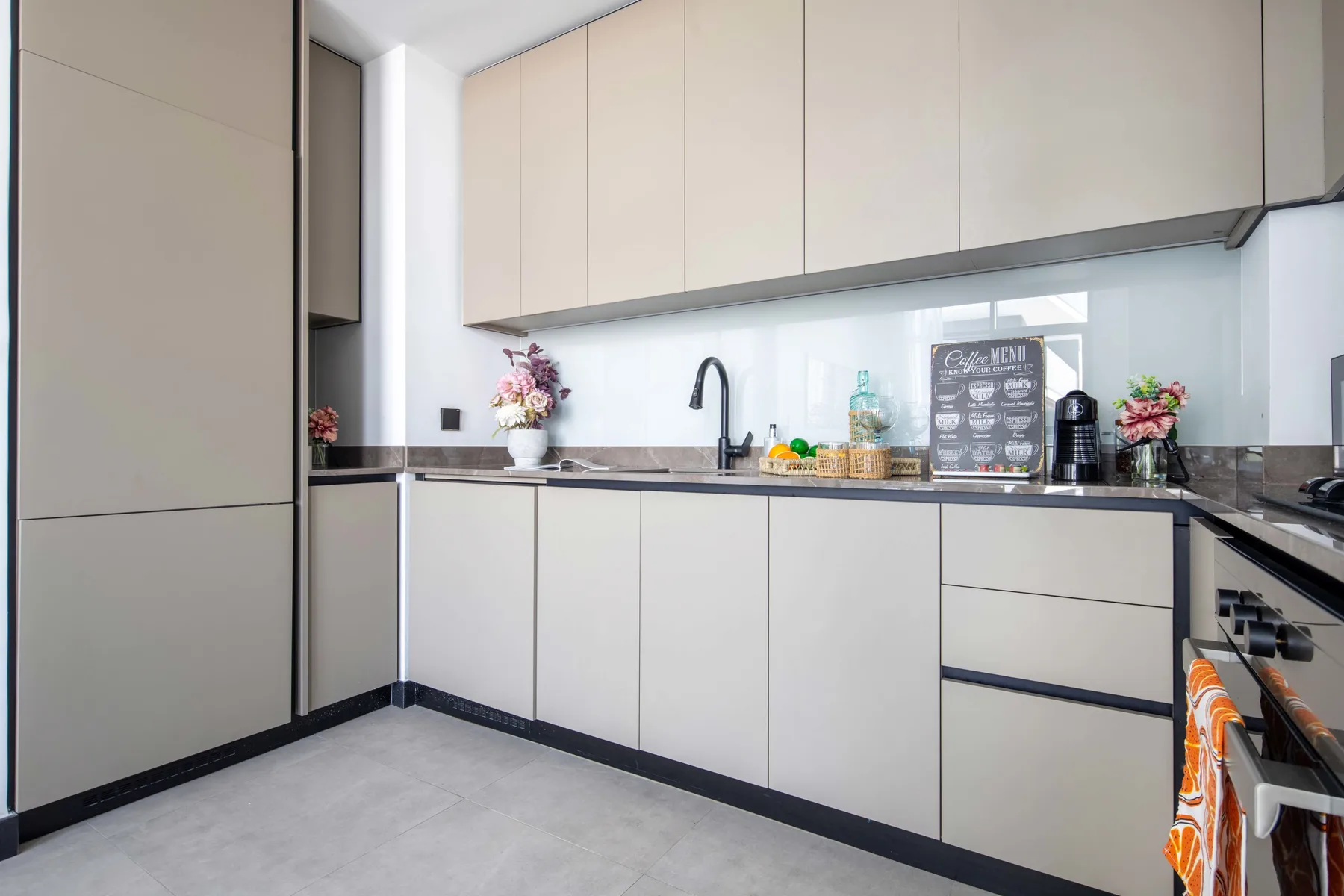 Una cocina moderna con gabinetes claros, un fregadero y una encimera.