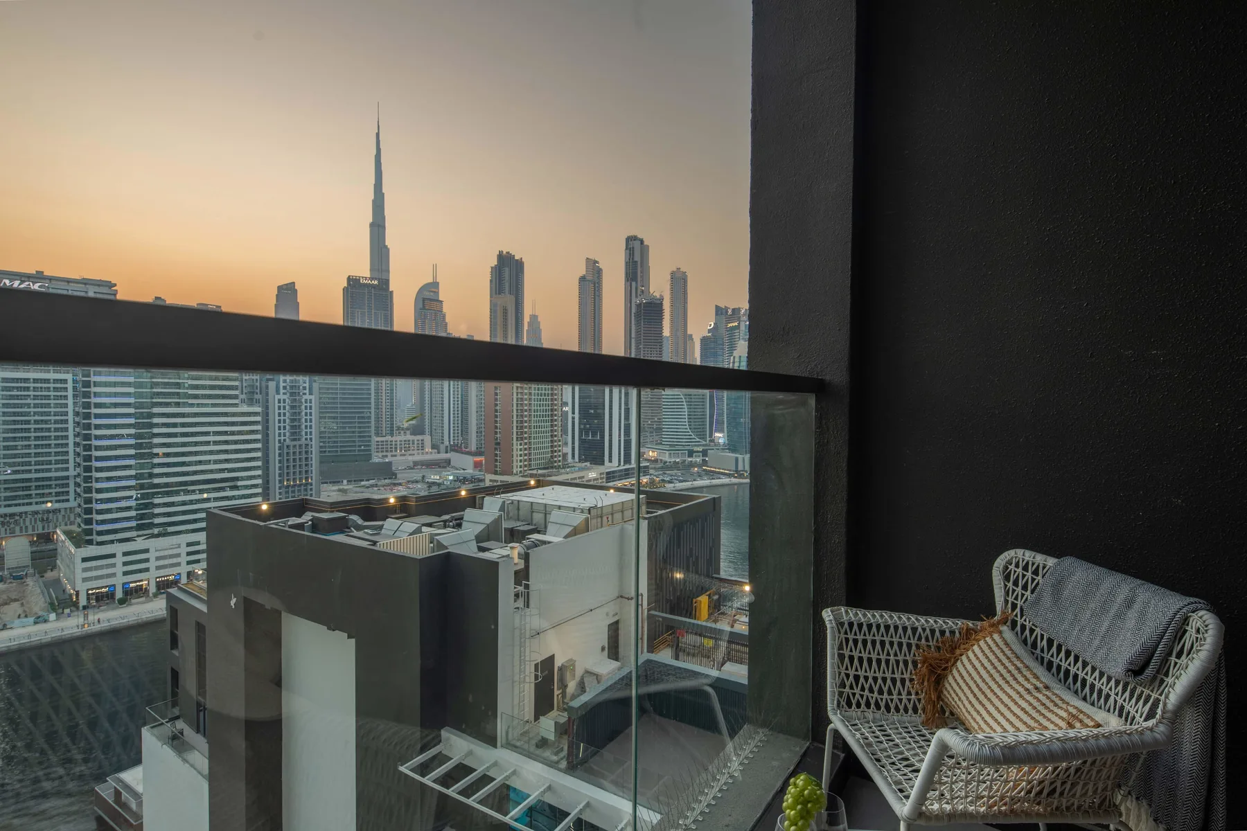 Balcón con vistas parciales al Burj Khalifa y al canal