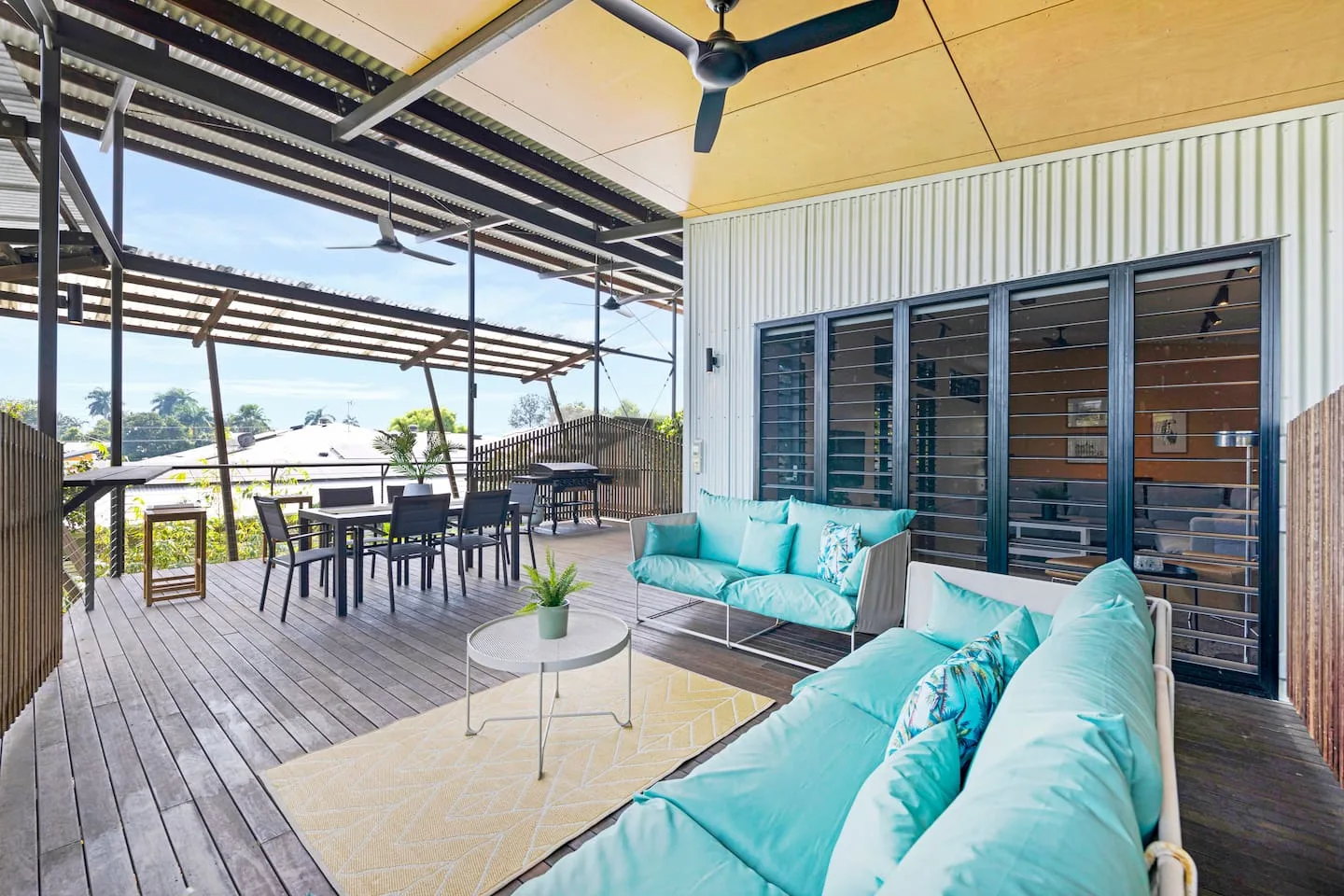 Descansa a tus anchas en la zona de estar de la terraza superior, ideal para tardes tranquilas o para tomar algo de manera informal.