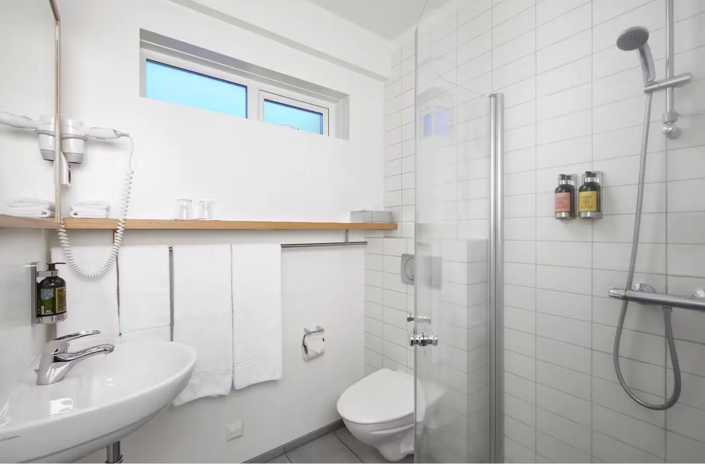 Standard room bathroom