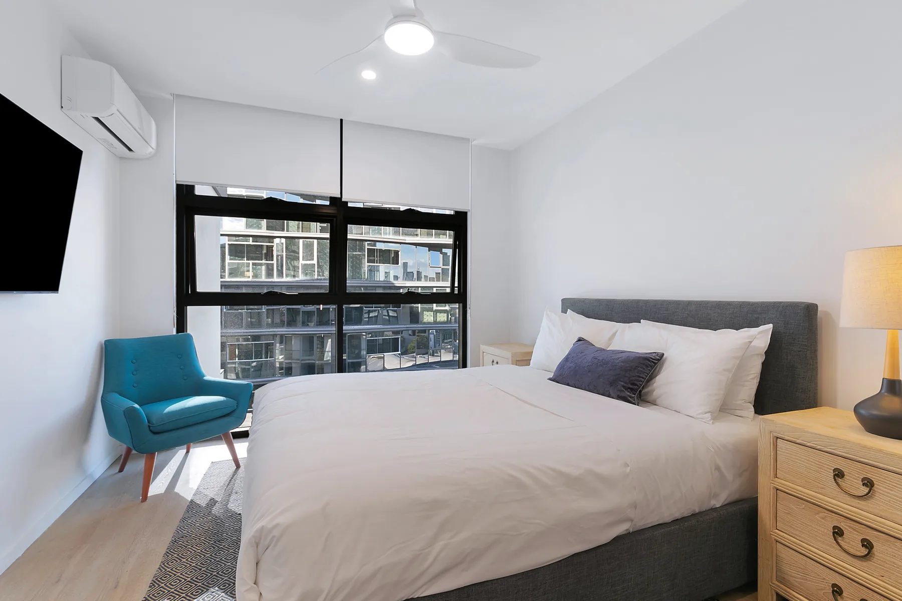 Disfruta de una temperatura agradable durante todo el año en el dormitorio principal gracias al sistema de climatización tipo split; después, enciende el televisor montado en la pared y disfruta de tu programa favorito desde la comodidad de la cama queen.