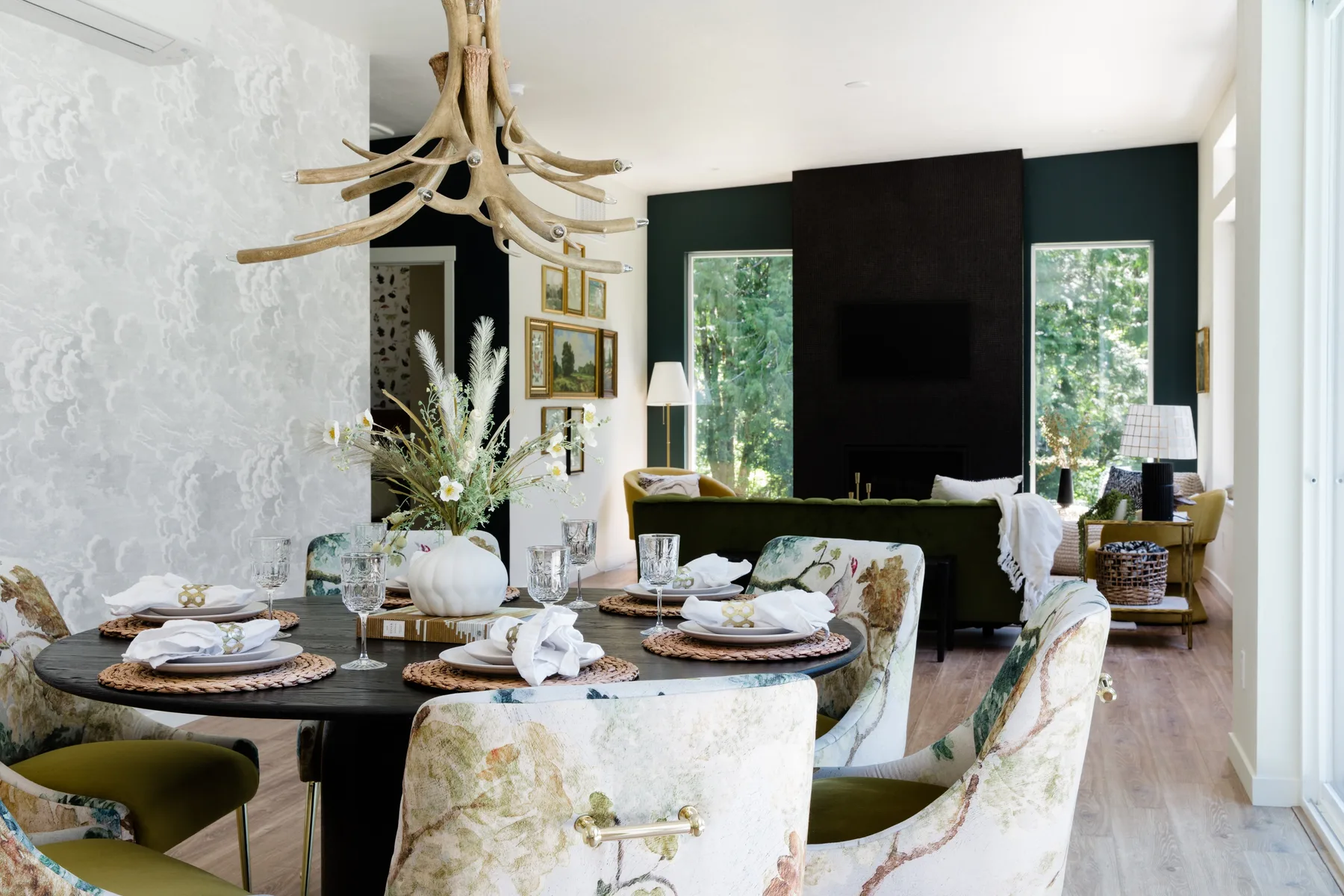 Comedor con la mesa puesta y una sala oscura al fondo.