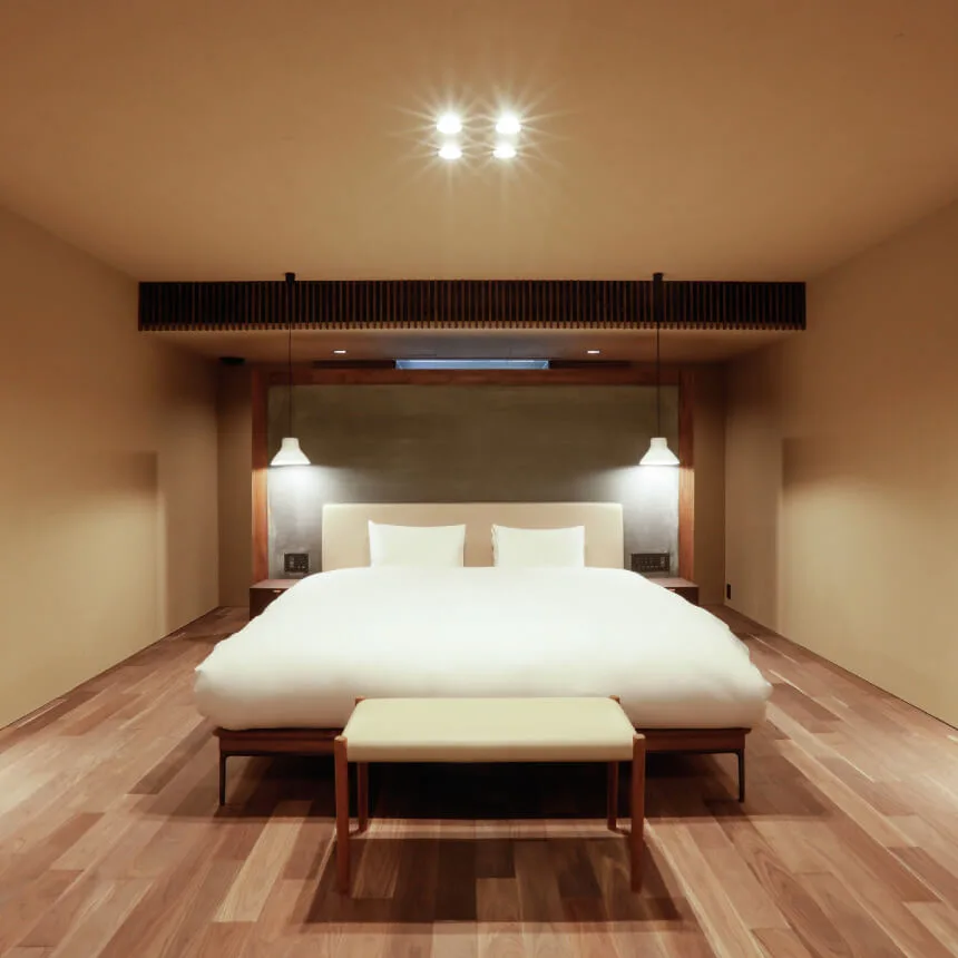 Room 207, courtyard-view bath