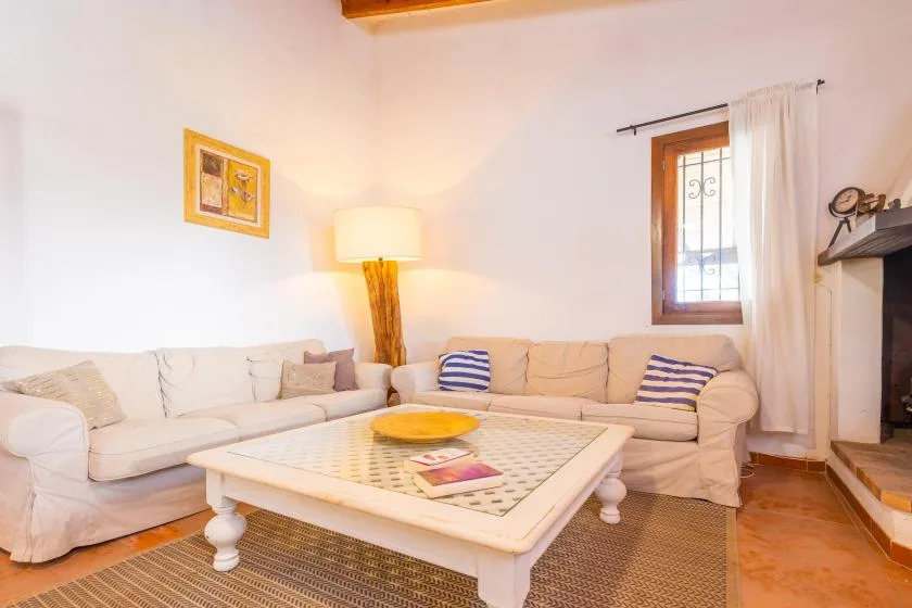 Una sala de estar luminosa con asientos en forma de L alrededor de una mesa baja.