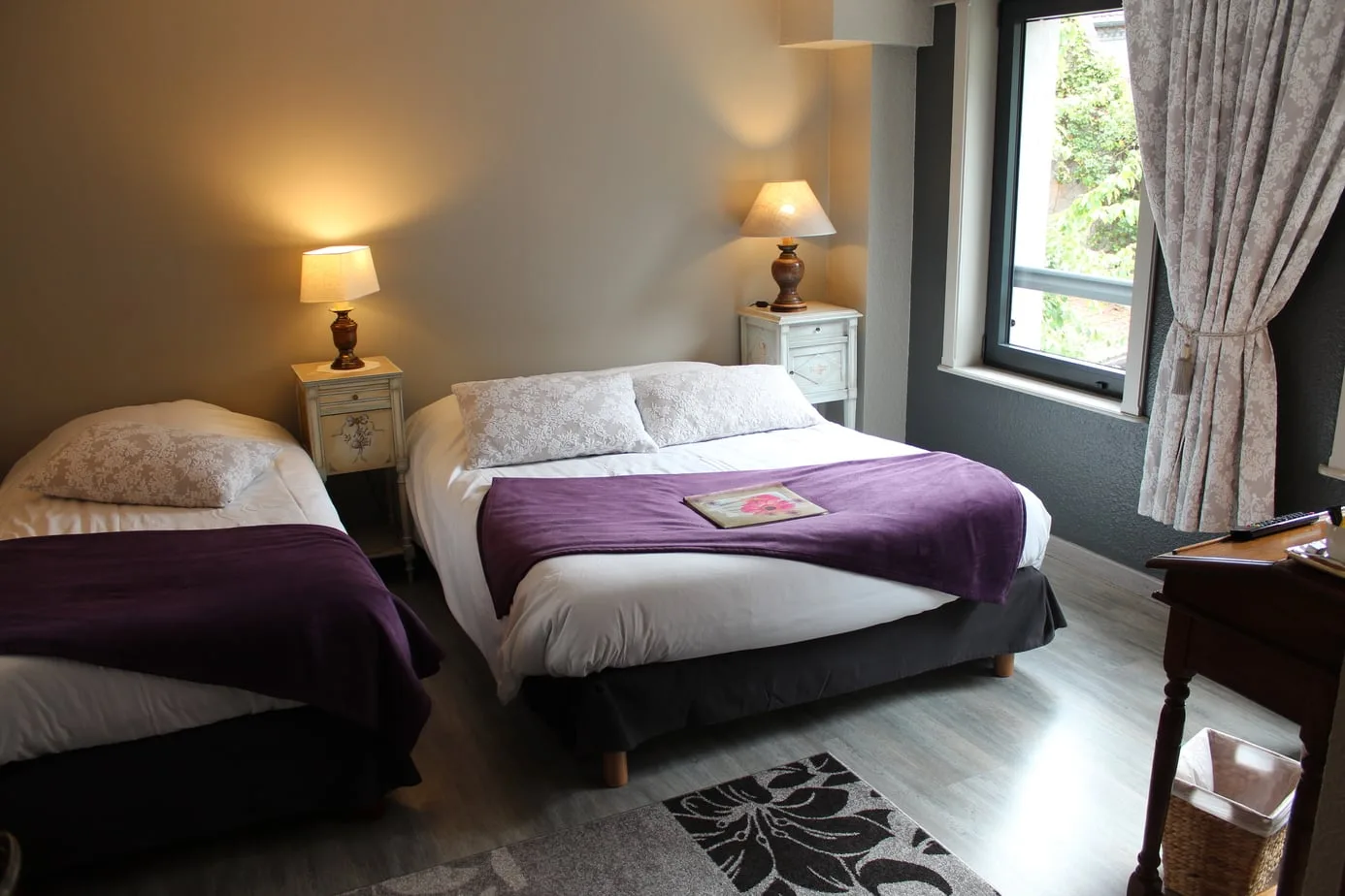 Ropa de cama en una habitación triple