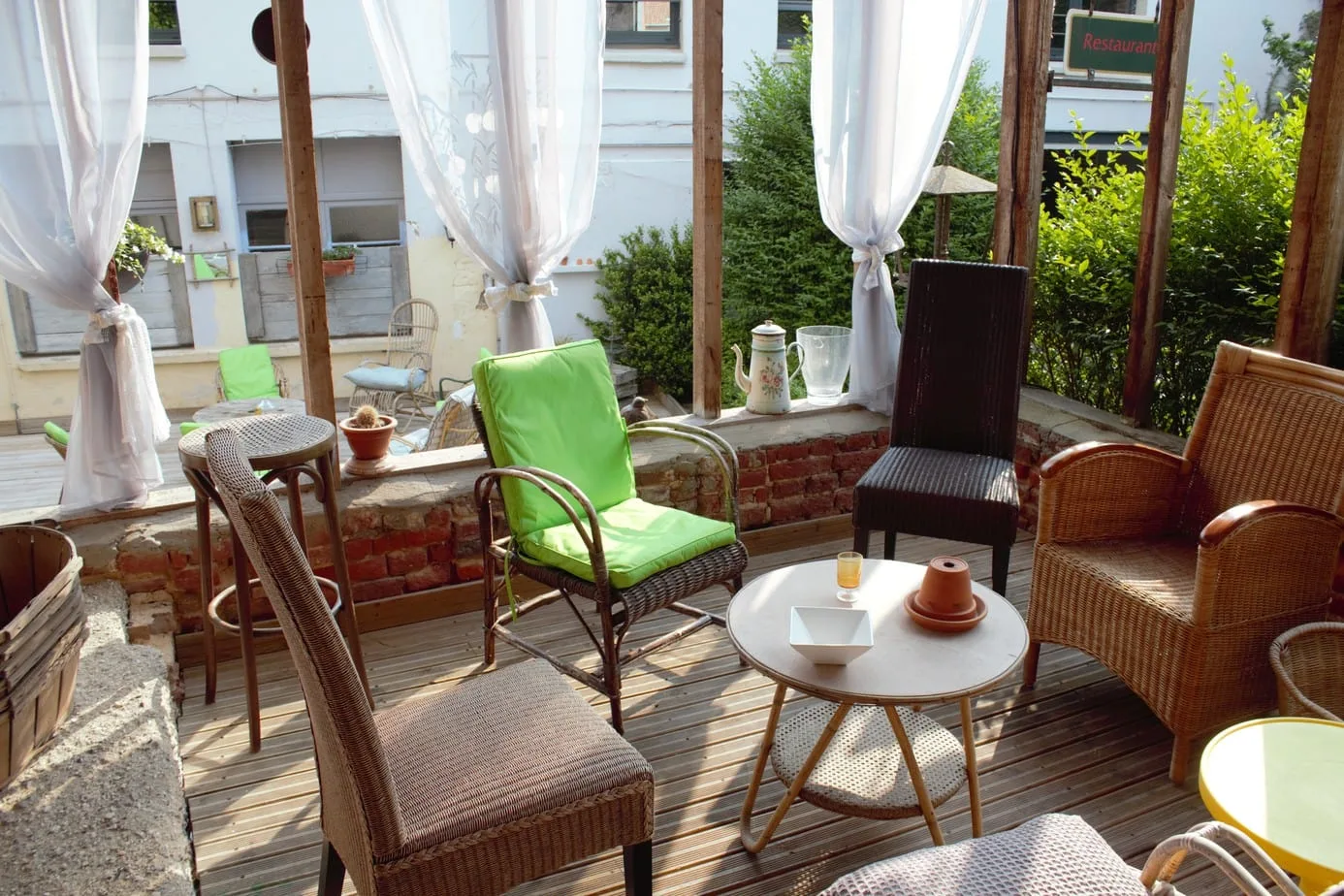 Patio del hotel a primera hora de la mañana