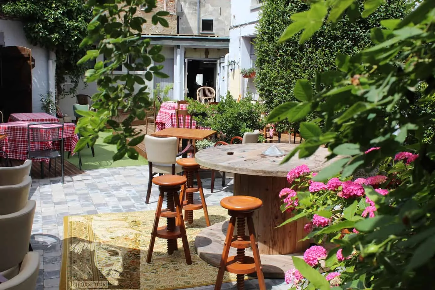 Patio del hotel antes del festival de música de 2018