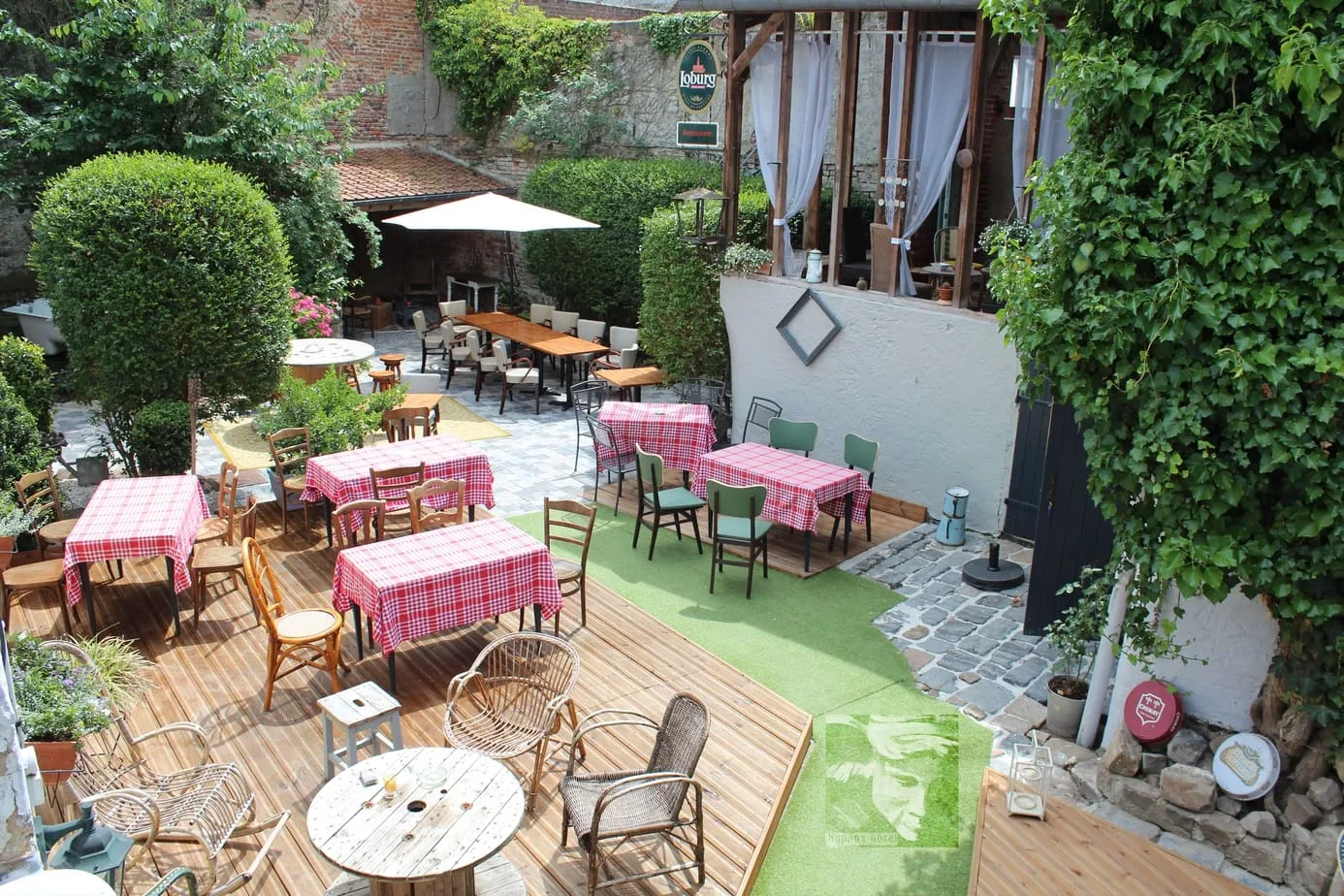 Patio del hotel preparado para el festival de música de 2018