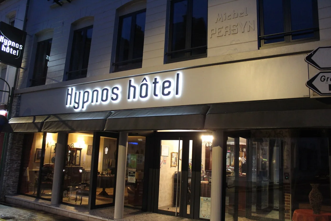 Fachada del hotel a primera hora de la mañana