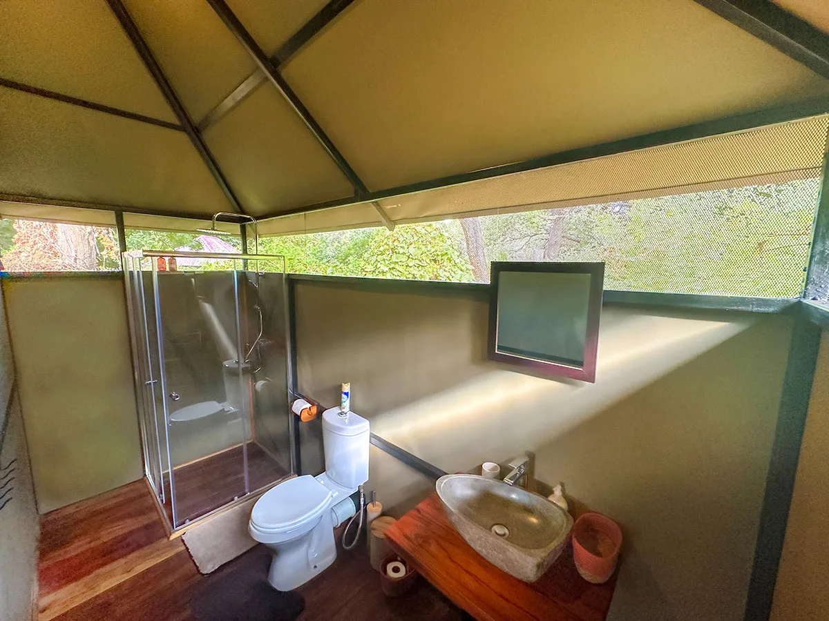 Baño de la tienda de safari