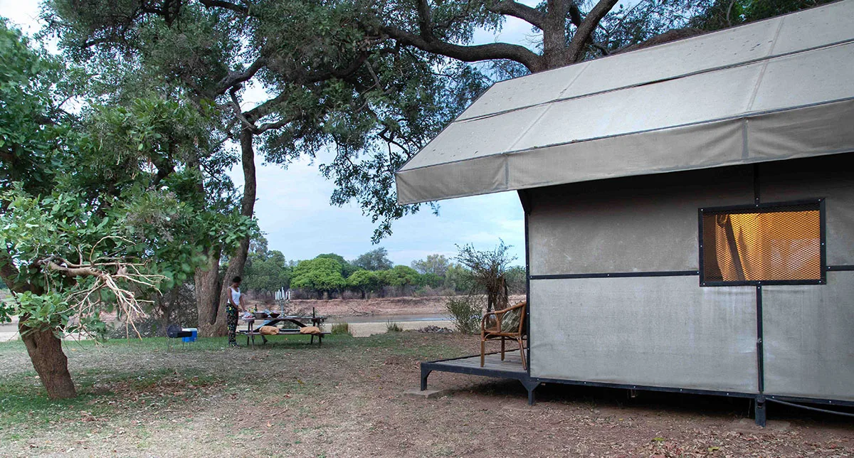 Exterior de la tienda de safari