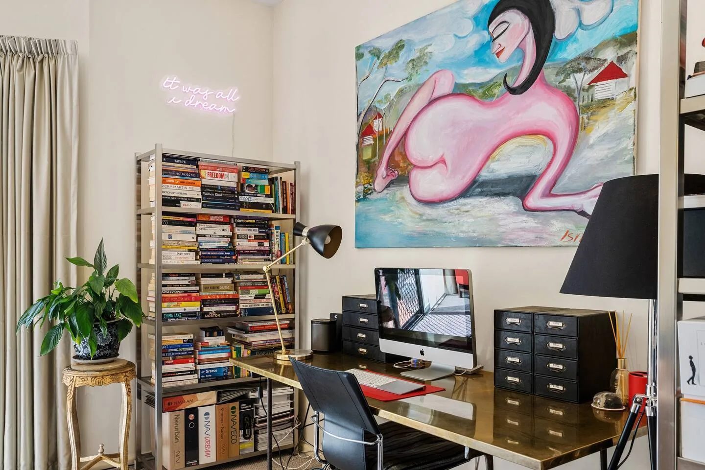 Espacio de trabajo con escritorio y monitor Apple.
