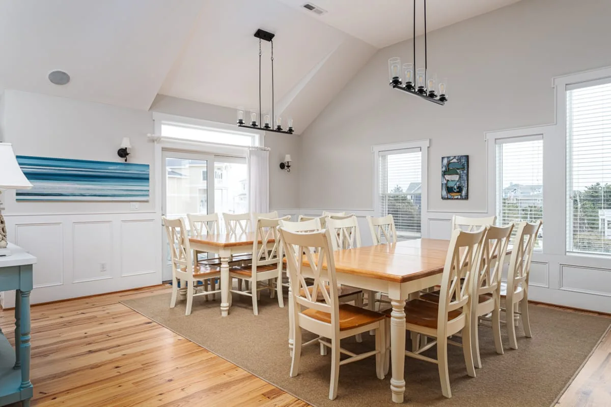 Un comedor luminoso con mesas de madera y asientos de tonos claros.