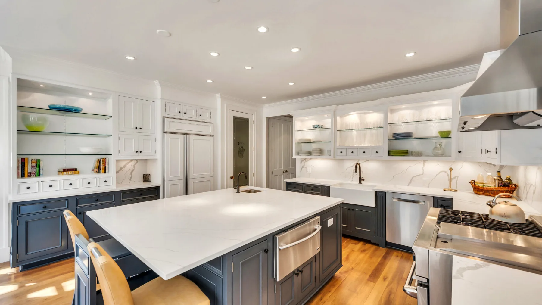 Una cocina luminosa con gabinetes blancos y una gran isla central.