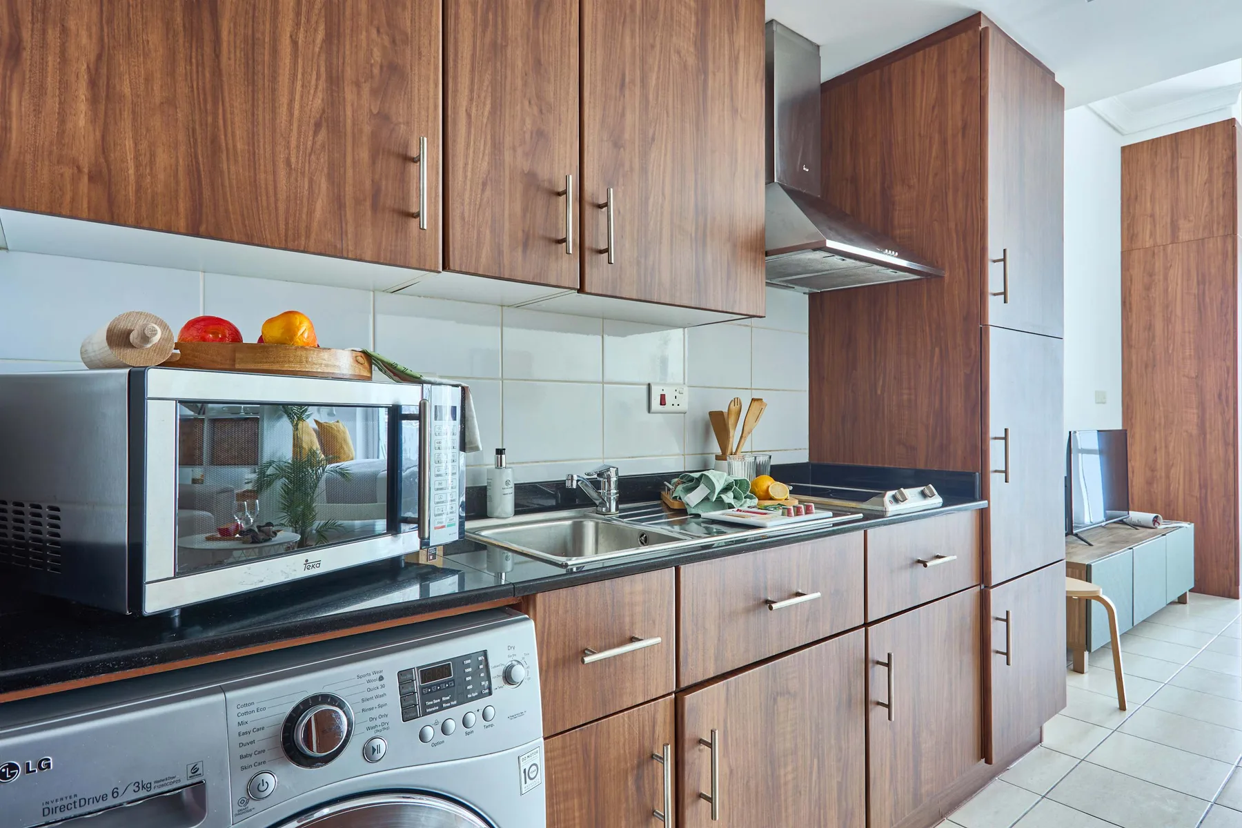 Una cocina con gabinetes de madera, una encimera y electrodomésticos integrados.