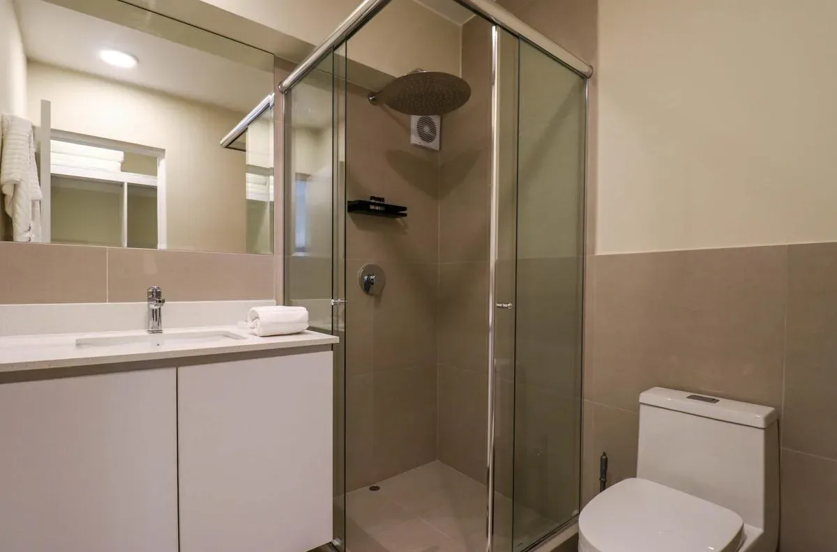 Comfy 2BR w/ Modern Balcony Near Kennedy Park