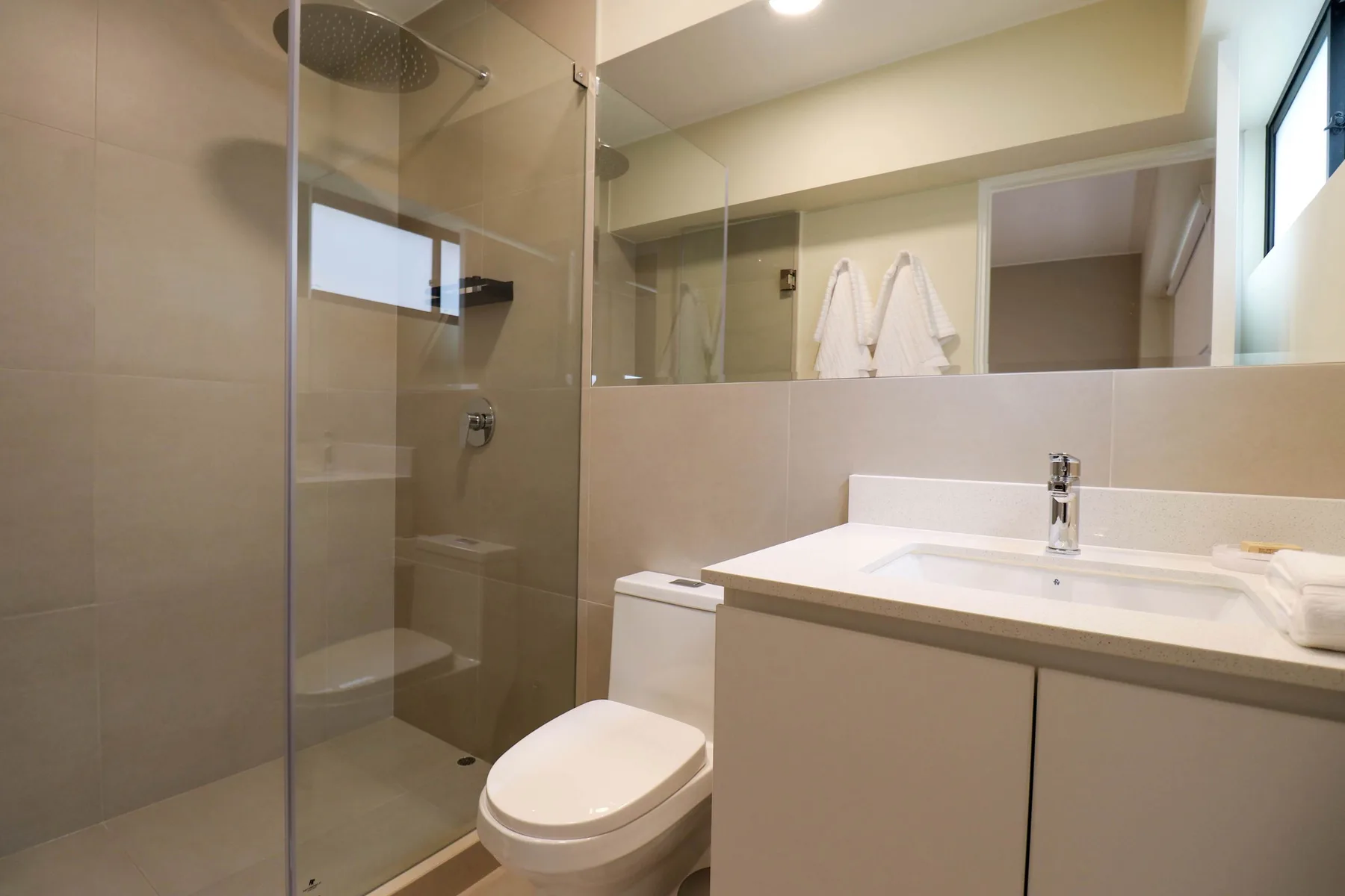 Comfy 2BR w/ Modern Balcony Near Kennedy Park